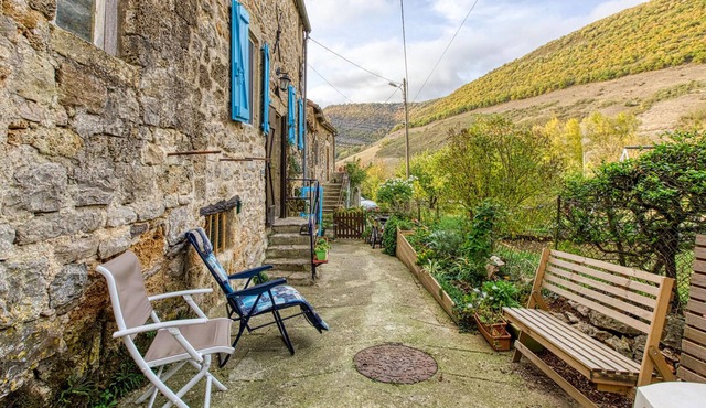 In this inviting cottage you can spend a relaxing vacation.