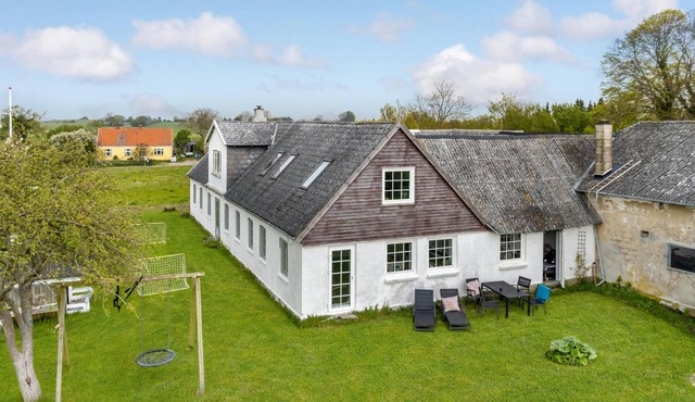 In this vacation home you can look forward to a wonderful view of the sea and the countryside.