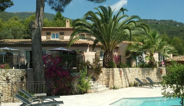 In Tourettes-sur-Loup, charming gite with infinity pool