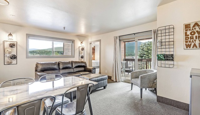 In-Town | 2 Bedroom Suite | Elk Horn Lodge 200