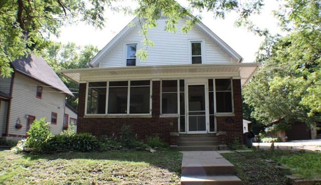 In Town Apartment in downtown Geneva!