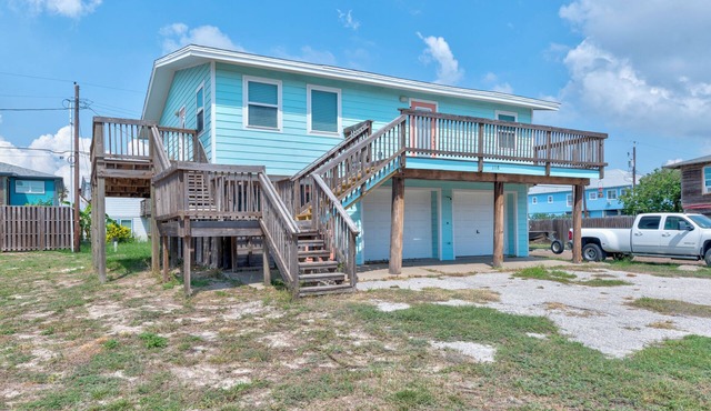 In town beach home. Cozy monthly stays. Minutes from the beach.