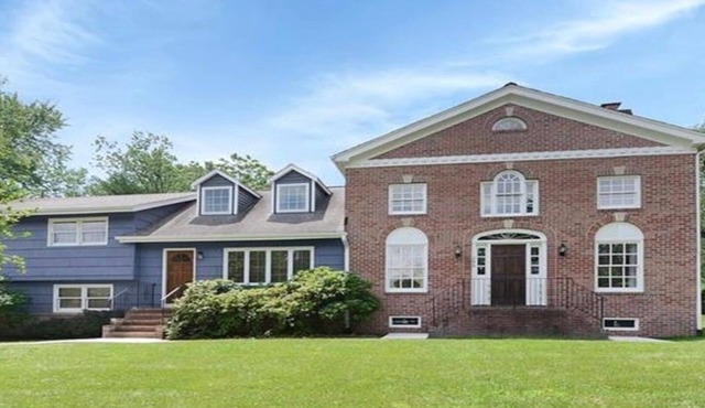 In-Town! Blue House 4 BR w Terrace and Backyard