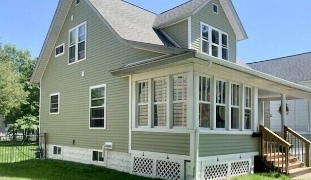 IN TOWN, ONLY 3 BLOCKS FROM LAKE MICHIGAN’S “STEARNS BEACH”!