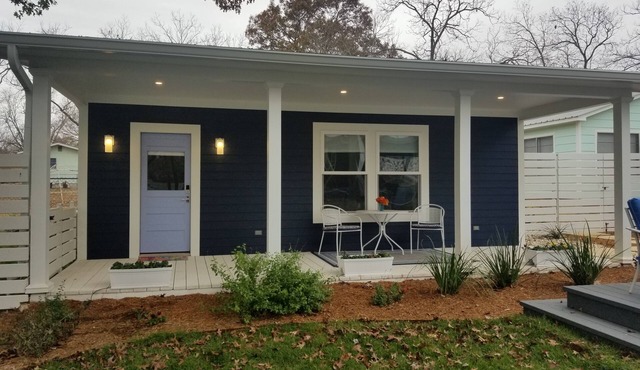 In Town. Pet Friendly. Quiet Neighborhood. Queen Bed. Perfect Getaway!