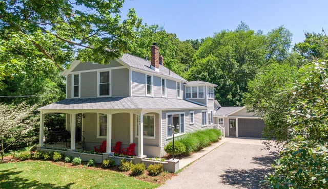 In-Town Saugatuck “Magical Backyard” with Fire Pit Walk to Town
