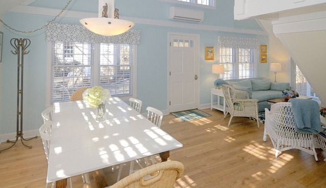 In-Town Walk to Beaches Charming Cottage Private Patio & Easy Parking