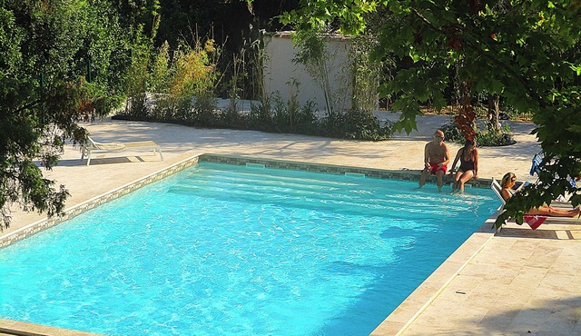 In Uzès, 93m² airco+private terrace, sw.-pool 9X9, WIFI, huge garden, very quiet