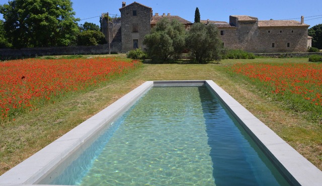 In Uzès, quiet, loft in independent 18th century mill with 15mx3m swimming pool
