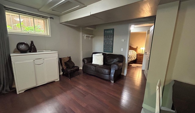 in vibrant mardaloop, 1bdrm suite fully furnished, wifi, parking, washer/drier