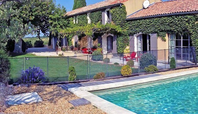 In Violès, Vaucluse, exceptional vacation home, air-conditioned, heated pool.