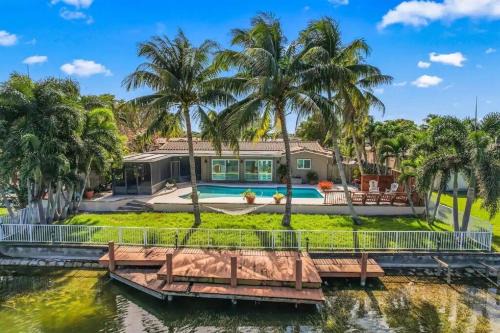 Inactive 193 Modern, 4B&3B with Pool and Lake