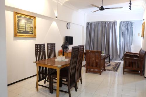 Inap Desa Chempaka, Golden Straits Villa