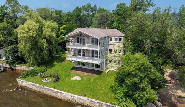 Incredible view | Chateau au bord du fleuve