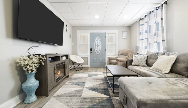 Inclination Vacation: Renovated Luxe 5BR/3.5BA Home, 8 mins to Downtown