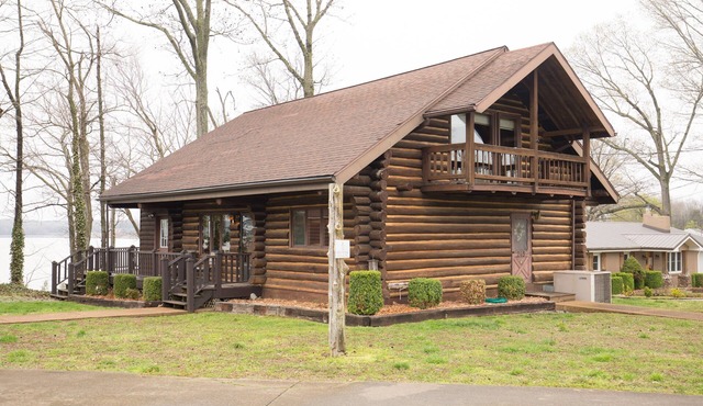 Includes wkday pontoon rental,1mi from national park walk/bike trails. Lakefront