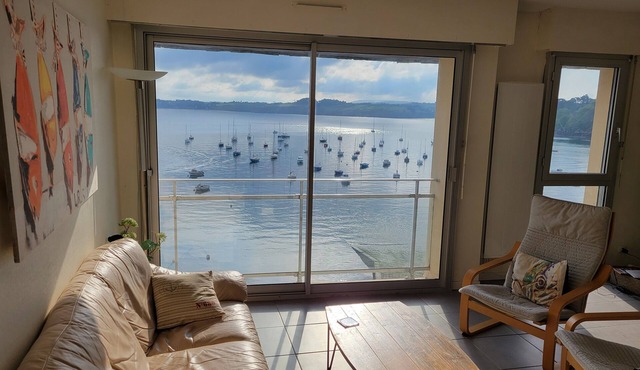 Incredible 2-bedroom apartment with sea view and old port