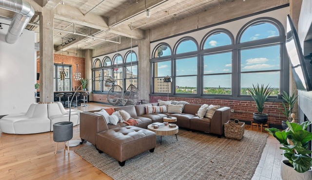 Incredible 2 story city penthouse with rooftop pool, hot tub & views!