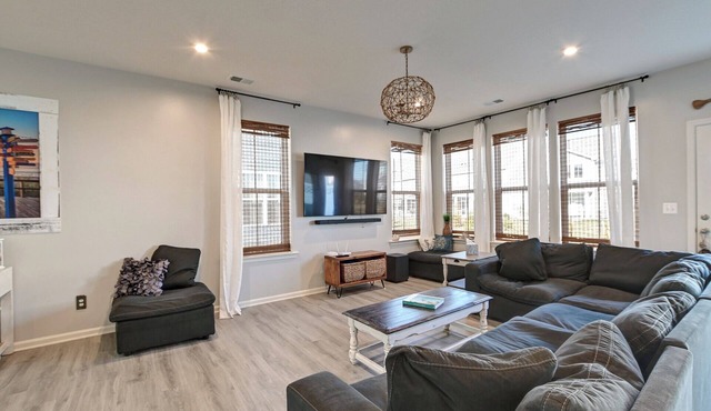 Incredible 3 bed townhome in the Bishop's Landing Community! Beach Shuttle, Community Pool, Pickleball courts, and more!