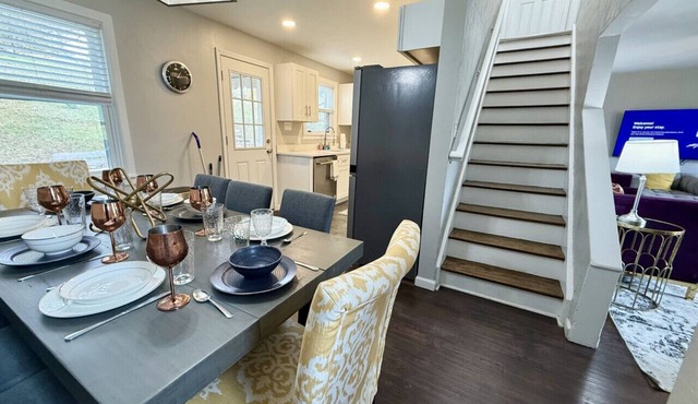 Incredible 5 bed 2 bath w/HOT TUB close to Pitt