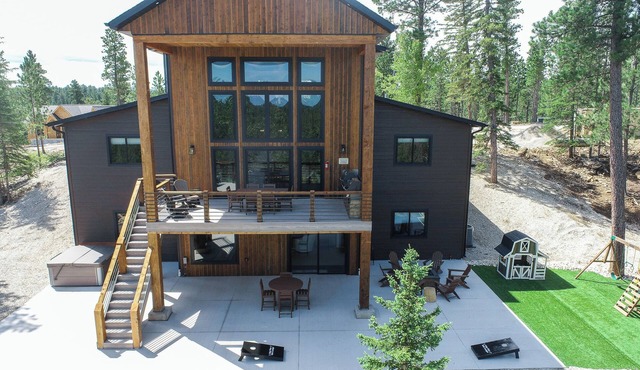Incredible 5000+ Sq. Ft. Lodge w/Large Outdoor Space w/Hot Tub and Fire Pit!