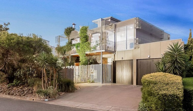 Incredible 5bed home + pool & hot tub + parking + walk to beach