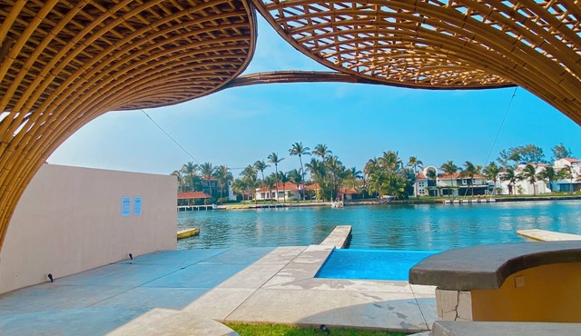 Incredible apartment for 8 with pool, pier and beach!