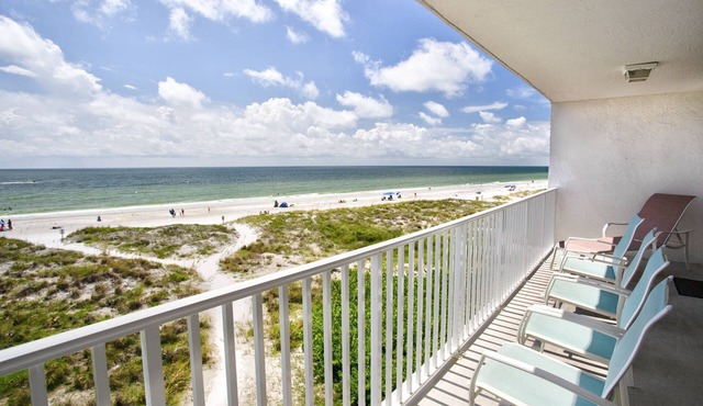 Incredible Beachfront View Private Balcony! 2 King Bedrooms, Pool & Hot Tub. Quiet and Relaxing Unit