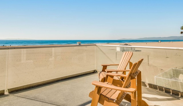 Incredible beachfront home with furnished patio, balcony & free WiFi