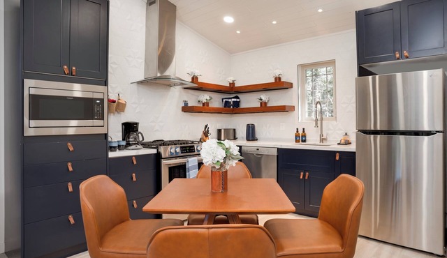 Incredible cabin, remodeled, minutes to Resort, fire pit, A/C