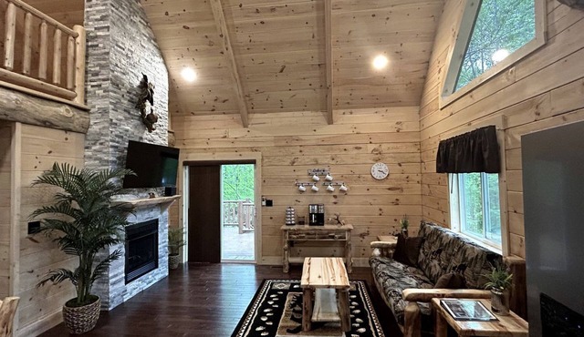 Incredible Cabin with Fireplace and Hot-tub in Campbellsville, Kentucky