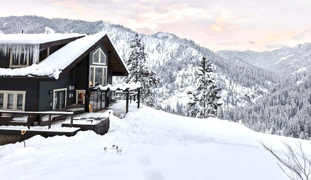 Incredible cabin with gorgeous mountain views on Blewett Pass + hot tub, dogs OK