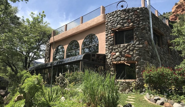 Incredible crazy cool canyon crib Spectacular views from grass rooftop hot tub!