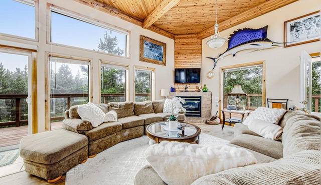 Incredible dog-friendly home with pool table, fast WiFi, gas fireplace, and W/D