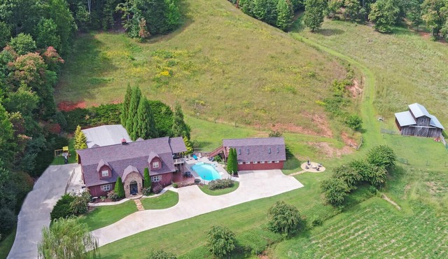 Incredible Farmhouse,18 acres, pool, 7 king bds, near Helen, TINY WEDDINGS!