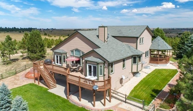 Incredible find! Gathering spaces, mtn views, bbq, 10 min to horse park and town