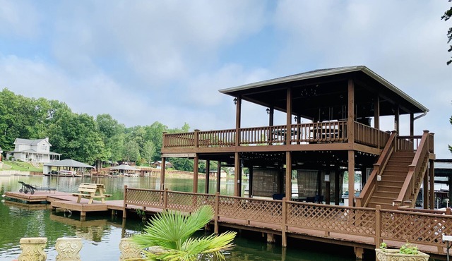 Incredible Lake Harding Waterfront home!