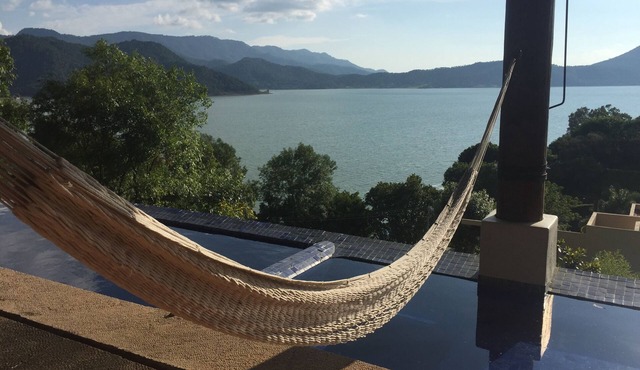 Incredible lake view, wonderful house, best service. Right in town.