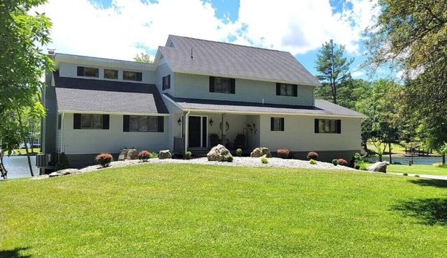 Incredible Lakefront Property with Year-Round Hot Tub - SLEEPS 20