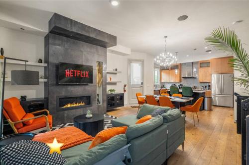 *Incredible Location* |Two King Beds| Free Parking