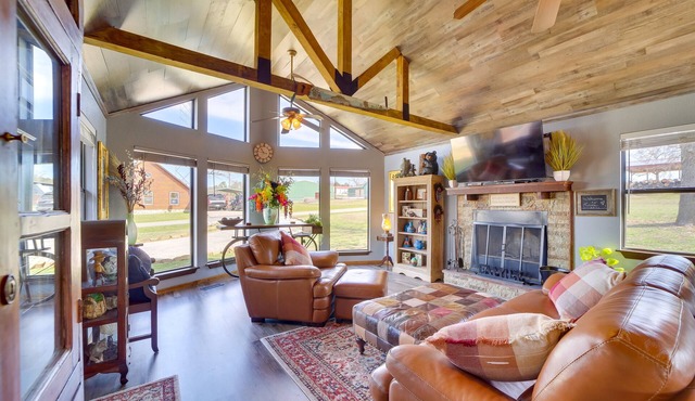 Incredible Log Home: 1 Mile from Lake Tenkiller