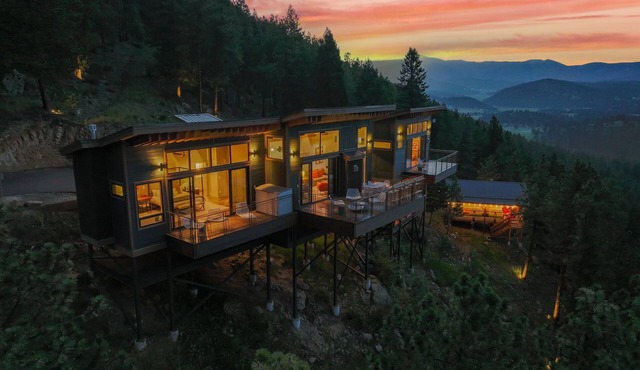 Incredible Luxury Zen Treehouse+Glamping Tent - Views for Miles & Hot Tub/Sauna