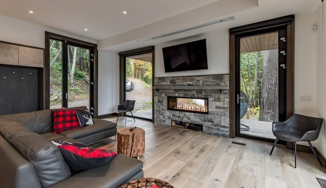Incredible Modern 6 bdrm, 5 bath Open-Concept Cottage on Lovely Lake of Bays!