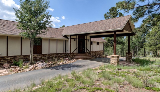 Incredible Mountain Home, Pikes Peak View, 21 acres!