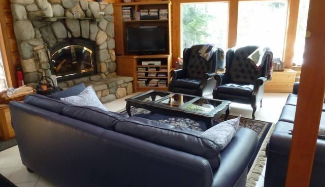 Incredible Mountain Log Home on Methow River