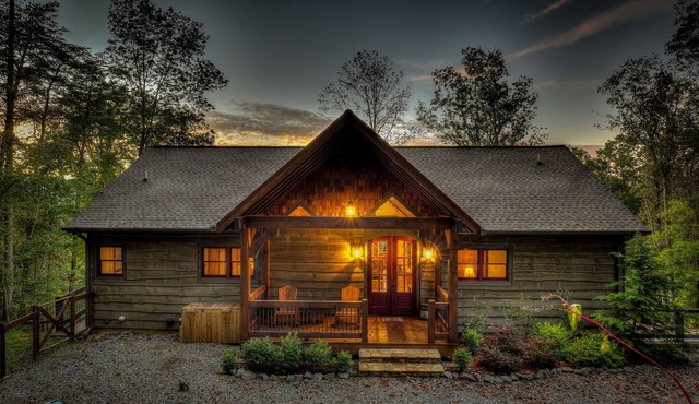 Incredible mountain view - amazing property -hot tub -game room - great location