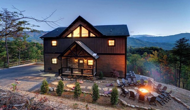 Incredible Mountain Views, 5 King Suites w/balconies, 3 fire pits, hot tubs