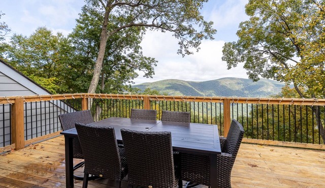 Incredible Mountain Views - Modern Four Bedroom Home - Five Minute Walk to Slope