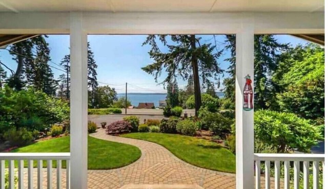 Incredible Puget Sound 4 Bedroom home w Hot Tubn
