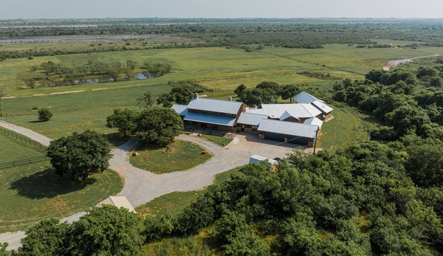 Incredible Ranch Retreat To Yourself - 7-bedroom Estate On The River